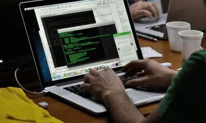 代碼與情感的斷裂 當(dāng)技術(shù)開發(fā)者的婚姻遭遇網(wǎng)絡(luò)迷思